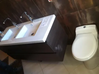 salle de bain marron et blanche